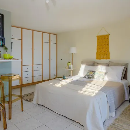 Vivian's - Endless View * Svoronata