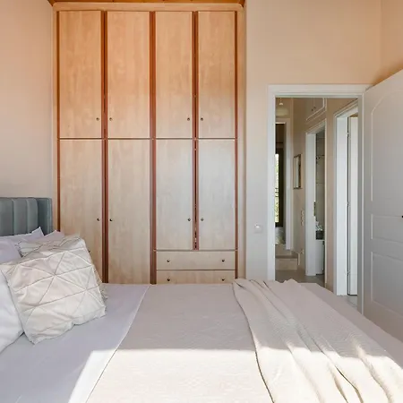 Vivian's - Endless View