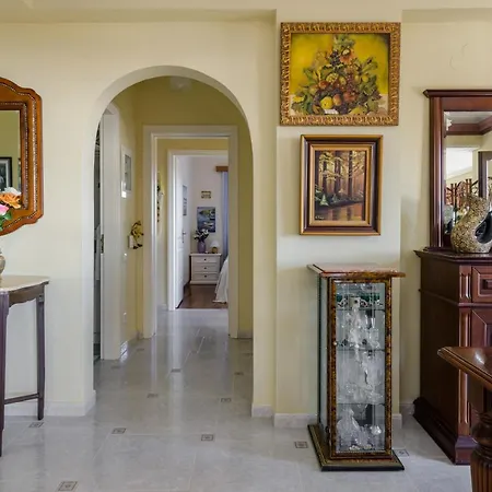 Vivian's - Endless View *