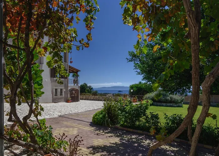 Vivian's - Endless View Svoronata